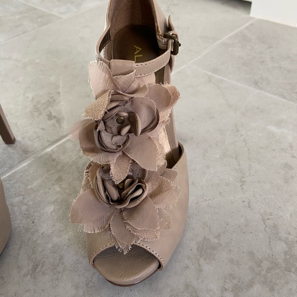 Beige leather Aldo heel. Size 7. - Picture 2 of 6